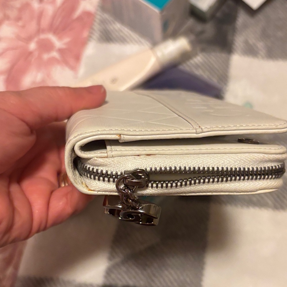 CHANEL Cream Quilted Leather Wallet - Picture 9 of 10